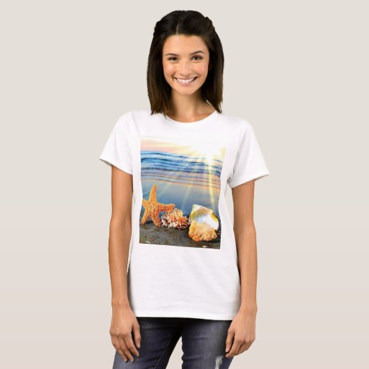 Zeeschelpen en zeesterkreeft op het strand t-shirt (Voorkant volledig)