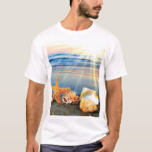 Zeeschelpen en zeesterkreeft op het strand t-shirt (Voorkant)