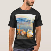 Zeeschelpen en zeesterkreeft op het strand t-shirt (Voorkant)