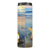 Zeeschelpen en zeesterkreeft op het strand thermosbeker (Achterkant)