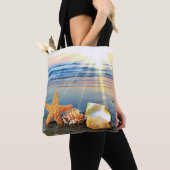 Zeeschelpen en zeesterkreeft op het strand tote bag (Dichtbij)