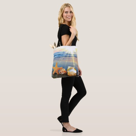 Zeeschelpen en zeesterkreeft op het strand tote bag (Op model)