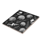 Zeeschelpen en zeewier in zwart-wit tegeltje (Zijkant)