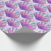 Zeeschelpen onder het zee roze paarse cadeaupapier (Hoek)