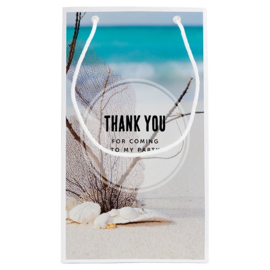 Zeeschelpen op een zandstrand Verjaardag Dank u Klein Cadeauzakje (Achterkant)