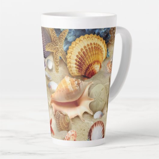 Zeeschelpen op het strand latte mok (Rechterhoek)