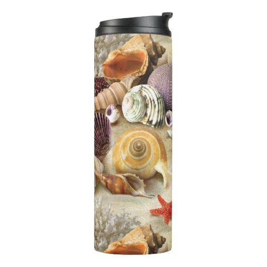 Zeeschelpen op het strand thermosbeker (Gedraaid links)