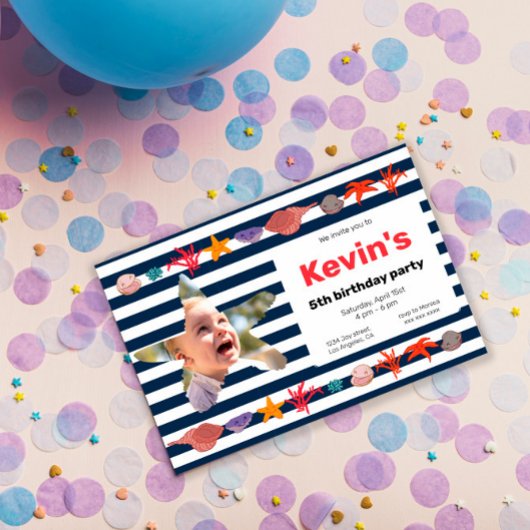 Zeeschelpen, zeesterren en koraal op nautische str kaart