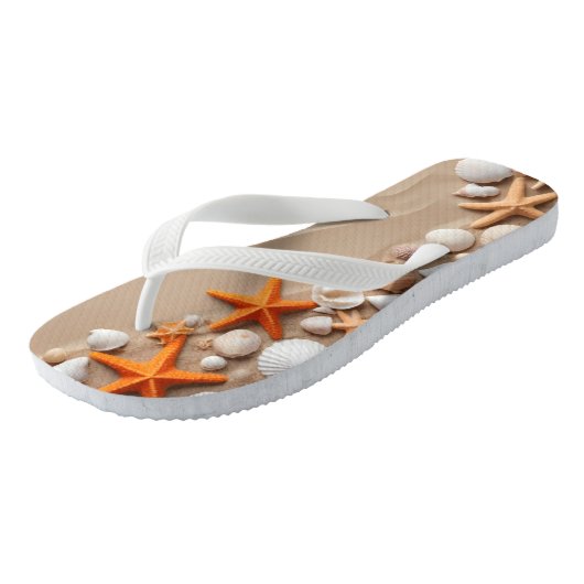 Zeeschelpen, zeesterren en steentjes op een zandst teenslippers (Schuin)