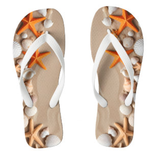 Zeeschelpen, zeesterren en steentjes op een zandst teenslippers