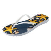 Zeeschelpen, zeesterren en steentjes op een zandst teenslippers (Schuin)