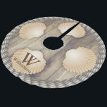 Zeeshells Beach Wooden Planes White Ropes Monogram Kerstboom Rok<br><div class="desc">Een elegant en roestachtig strand op deze vakantie met een ongelofelijke kerstboomrok met bruine schelpen,  een schip dat op schoot geïnspireerde houten planken achtergrond heeft en lichte grijze en witte touwaccenten.</div>
