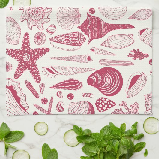 Zeeshells in Viva Magenta - Kleur van het jaar 202 Theedoek (Gevouwen)