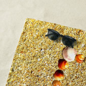 Zeeshells spellen LOVE op Zand Effect Strandlaken (In situ)