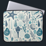 Zeesleppels, wit laptop sleeve<br><div class="desc">Door de hand getrokken vectorpatroon met zeeschelpen</div>