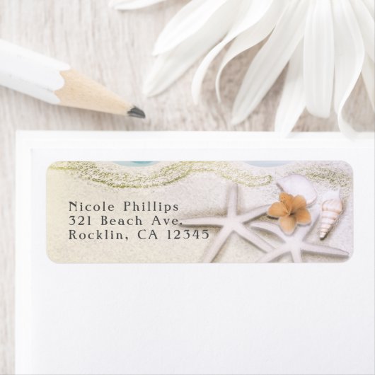 Zeester op het strand Blauwgroen Zee Wateruitnodig Etiket (Insitu)