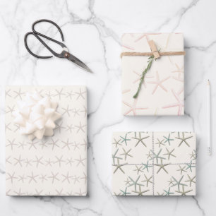 Zeesterpatronen op ecru inpakpapier vel