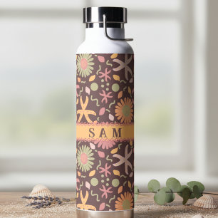 Zeesterren en bloemen op chocoladebruin waterfles