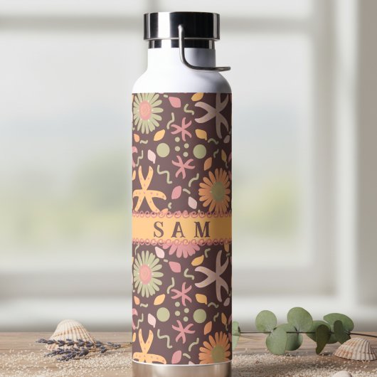 Zeesterren en bloemen op chocoladebruin waterfles