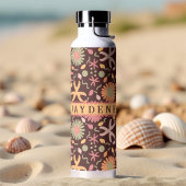 Zeesterren en bloemen op chocoladebruin waterfles