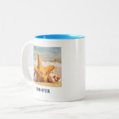 Zeesterren en schelpen op het strand Foto Custom Tweekleurige Koffiemok (Voorkant links)