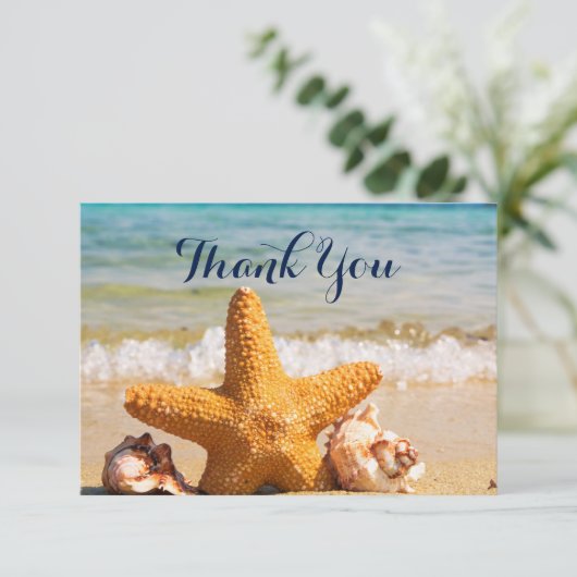 Zeesterren en zeeschelpen op het strand Dank u Bedankkaart (Staand voorkant)