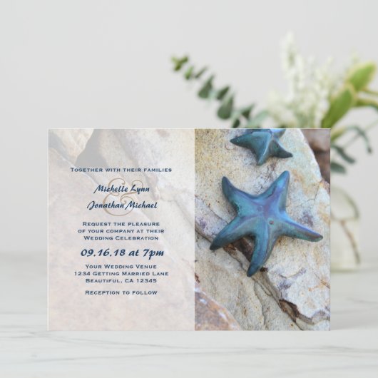 Zeesterren op Rocky Background Beach Wedding Kaart (Staand voorkant)