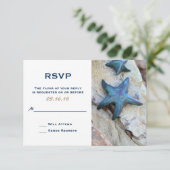 Zeesterren op Rocky Background Beach Wedding RSVP Kaartje (Staand voorkant)