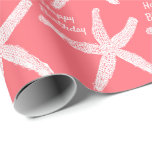 Zeesterren Patronen Zalm Roze Strand Gelukkige Ver Cadeaupapier<br><div class="desc">Gedrukt met witte zeestermotieven in zalmroze achtergrond met tekst sjabloon voor 'Happy Birthday'! U kunt desgewenst de tekst aanpassen of de achtergrondkleur wijzigen!</div>