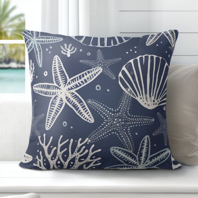Zeesterren schelpen Sierkussen (Discover Gorgeous Coastal Throw Pillows by Totally Coast.)
