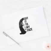 Zeg het in mijn gezicht - Kamala Harris Ronde Sticker (Envelop)