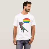Zeg het! Zeg homo! LGBTQIA+ dinosaurus T-shirt (Voorkant volledig)