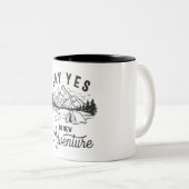 Zeg ja tegen nieuwe avontuurlijk Camper Hiker Tweekleurige Koffiemok (Voorkant rechts)