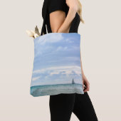 Zeilboot aan de horizon  tote bag (Dichtbij)