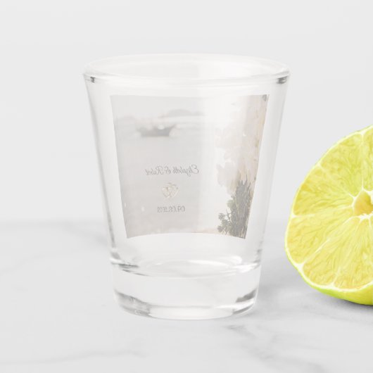 Zeilboot Bloemen Strand Bruiloft Shot Glas (Achterkant)