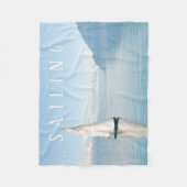 Zeilboot Calm Blue Lake & Blue Sky, White Text Fleece Deken (Voorkant)