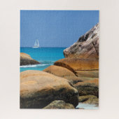 Zeilboot dat langs het strand vaart legpuzzel (Verticaal)