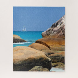 Zeilboot dat langs het strand vaart legpuzzel