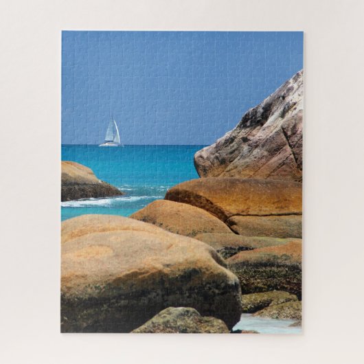 Zeilboot dat langs het strand vaart legpuzzel (Verticaal)