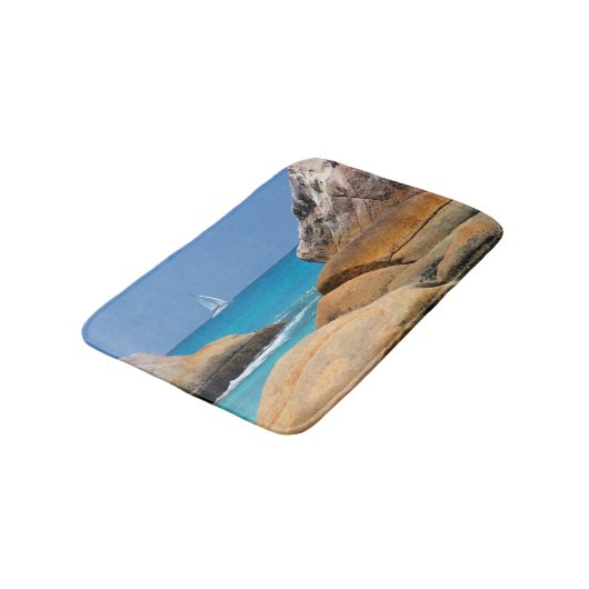 Zeilboot die door de strand vaart badmat (Gekanteld)