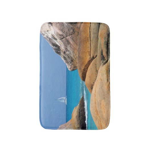 Zeilboot die door de strand vaart badmat (Voorkant Verticaal)