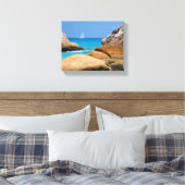 Zeilboot die door de strand vaart canvas afdruk (Insitu (Slaapkamer))