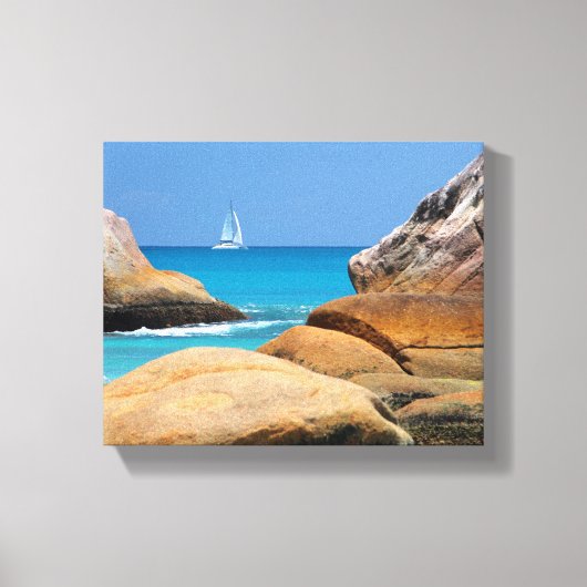 Zeilboot die door de strand vaart canvas afdruk (Voorkant)