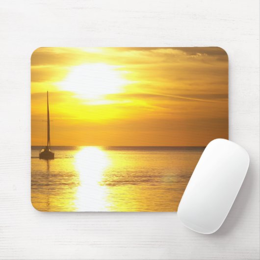 Zeilboot die op goudwater vaart muismat (Met muis)