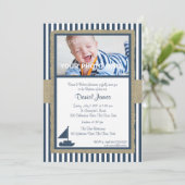 Zeilboot en strepen rustieke nautische doop kaart (Staand voorkant)