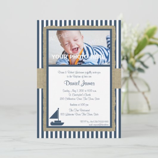 Zeilboot en strepen rustieke nautische doop kaart (Staand voorkant)