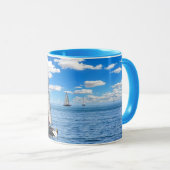Zeilboot en Uitzicht Blauwe Koffie Mok (Voorkant rechts)