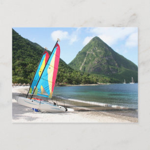 Zeilboot en watersportuitrusting op het strand briefkaart