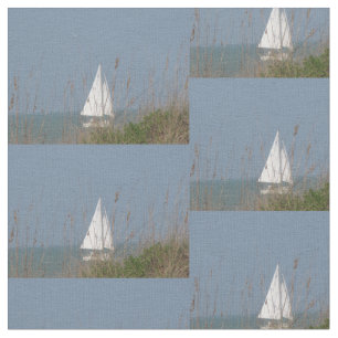Zeilboot en zeegras stof
