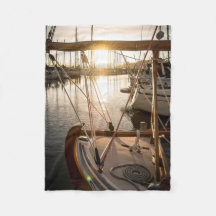 Zeilboot en zonsondergang in jachthaven